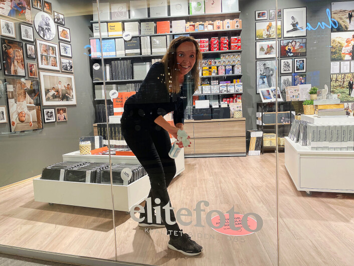 Grafisk designer Kristine Lindstrøm i Elite Foto trår til rett før åpning av Elite Foto Gulskogen i Drammen. Foto: Stian Sønsteng Grafisk designer Kristine Lindstrøm i Elite Foto trår til rett før åpning av Elite Foto Gulskogen i Drammen. Foto: Stian Sønsteng