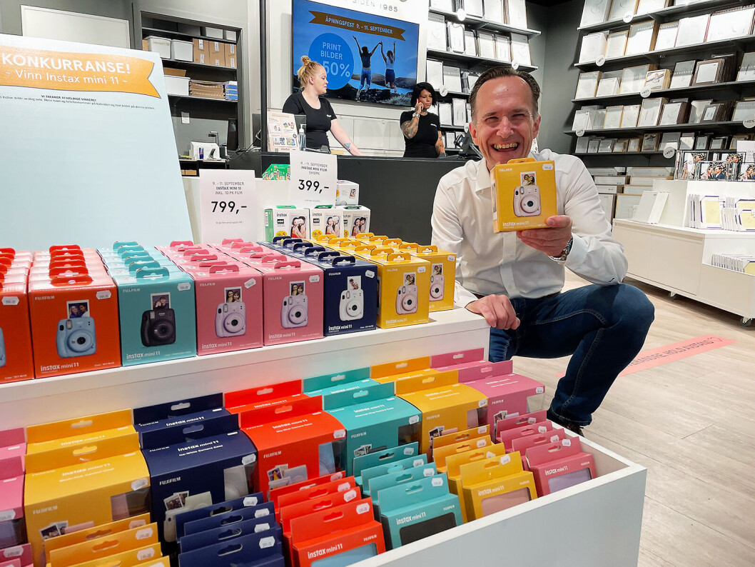 Tore Rødde i Fujifilm hadde fått god plas til sine Instax mini11-kamera på åpningsdagen ved Elite Foto Gulskogen. Foto: Stian Sønsteng Tore Rødde i Fujifilm hadde fått god plas til sine Instax mini11-kamera på åpningsdagen ved Elite Foto Gulskogen. Foto: Stian Sønsteng