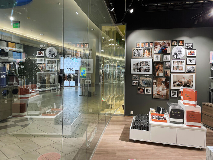 Store vindusflater og et langt og smalt butikklokale gir ifølge Elite Foto gode muligheter til å vise kjedens bildeprodukter. Foto: Stian Sønsteng Store vindusflater og et langt og smalt butikklokale gir ifølge Elite Foto gode muligheter til å vise kjedens bildeprodukter. Foto: Stian Sønsteng
