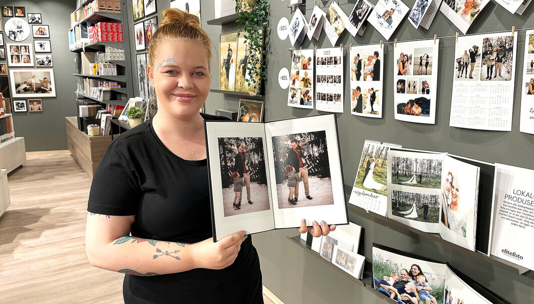 Butikkmedarbeider Sofie Kvåvik ved Elite Foto Gulskogen med kjedens ekspress fotobok. Foto: Stian Sønsteng Butikkmedarbeider Sofie Kvåvik ved Elite Foto Gulskogen med kjedens ekspress fotobok. Foto: Stian Sønsteng