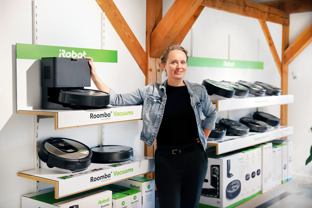 Kategorisjef Ida Birgitte Holm i Witt med iRobot Roomba j7+, som er navnet på produktet når støvoppsamleren Clean Base medfølger. Da er prisen 11.500 kroner, uten koster Roomba j7 8.600 kroner. Foto: Witt