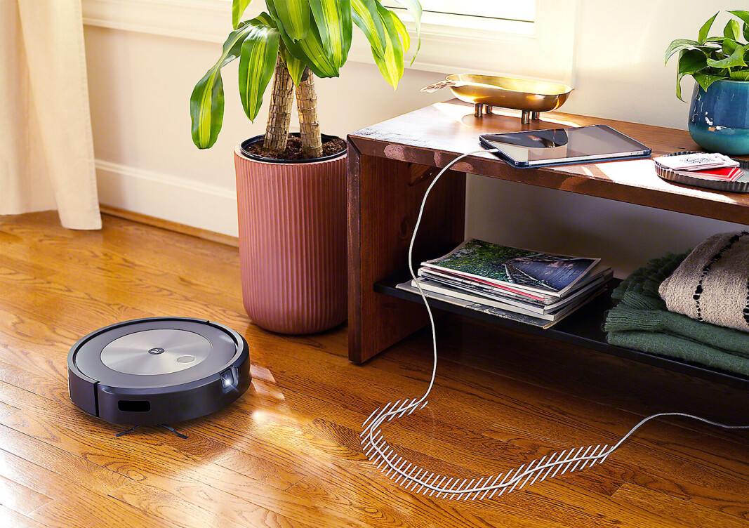 iRobot Roomba j7 skal ved hjelp av kameraet kjenne igjen for eksempel ledninger, slik at disse ikke rulles inn i valsene og stopper støvsugingen. Foto: iRobot iRobot Roomba j7 skal ved hjelp av kameraet kjenne igjen for eksempel ledninger, slik at disse ikke rulles inn i valsene og stopper støvsugingen. Foto: iRobot