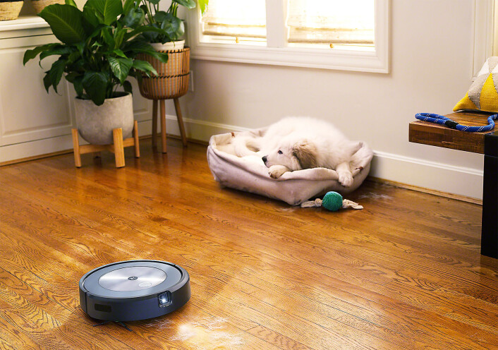 Kameraet på iRobot Roomba j7 kjenner for eksempel igjen pels, og intensiverer støvsugingen i der denne dukker opp. Foto: iRobot Kameraet på iRobot Roomba j7 kjenner for eksempel igjen pels, og intensiverer støvsugingen i der denne dukker opp. Foto: iRobot