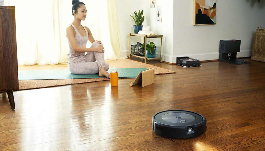 iRobot Roomba j7 støvsuger først og tømmer støvet i Clean Base, før iRobot Braava jet m6 mopper gulvet. Foto: iRobot iRobot Roomba j7 støvsuger først og tømmer støvet i Clean Base, før iRobot Braava jet m6 mopper gulvet. Foto: iRobot
