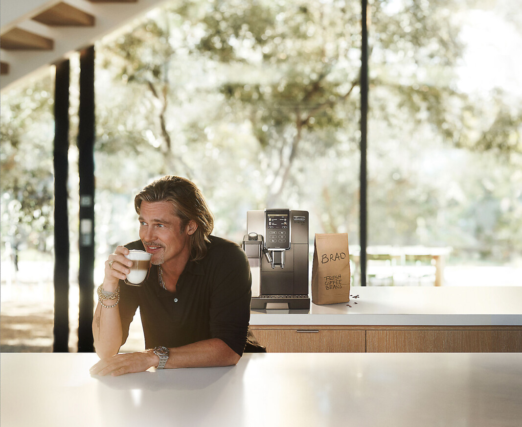 Skuespiller Brat Pitt nyter i kampanjen en kopp cappuccino tilberedt på en Dinamica-maskin. Foto: De'Longhi Skuespiller Brat Pitt nyter i kampanjen en kopp cappuccino tilberedt på en Dinamica-maskin. Foto: De'Longhi