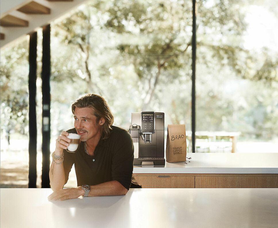 Skuespiller Brat Pitt nyter i kampanjen en kopp cappuccino tilberedt på en Dinamica-maskin. Foto: De'Longhi