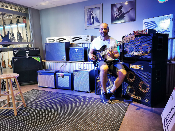 Aleksander Ågedal er butikksjef ved 4Sound Drammen, og én av tre ansatte som blir med over i det nye selskapet. Foto: Stian Sønsteng Aleksander Ågedal er butikksjef ved 4Sound Drammen, og én av tre ansatte som blir med over i det nye selskapet. Foto: Stian Sønsteng