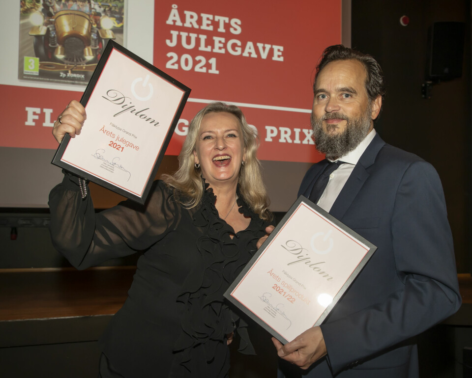 Tinka Town, eier og kreativ produsent i Ravn Studio, tok mot prisene for «Årets julegave 2021» og «Årets spillprodukt 2021/2022 av redaktør Stian Sønsteng. Foto: Tore Skaar