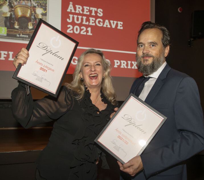 Tinka Town, eier og kreativ produsent i Ravn Studio, tok mot prisene for «Årets julegave 2021» og «Årets spillprodukt 2021/2022 av redaktør Stian Sønsteng. Foto: Tore Skaar