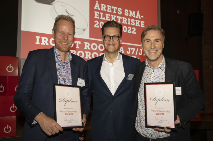 Randulf Rossbach i Witt (f. v.) og Petter Kvarme og Johan Cheng Falkstrøm i Gandalf Distribusjon delte prisen «Årets småelektriske 2021/2022». Foto: Tore Skaar