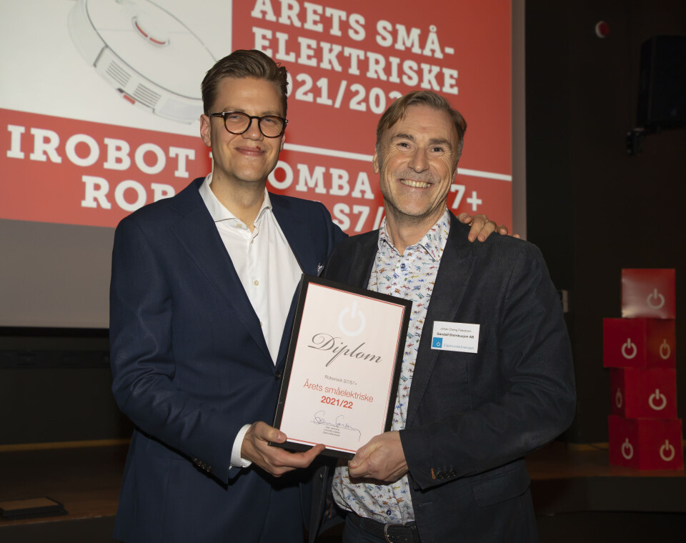 Petter Kvarme (t. v.) og Johan Cheng Falkstrøm i Gandalf Distribution mottok prisen for «Årets småelektriske 2021/2022». Foto: Tore Skaar