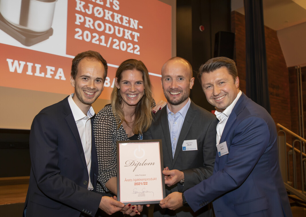 Sivert Rød Hatletveit (f. v.), Guri Brennhovd, Vegard Fjelland og Morten Hoff i Wilfa mottok prisen for «Årets kjøkkenprodukt 2021/2022». Foto: Tore Skaar
