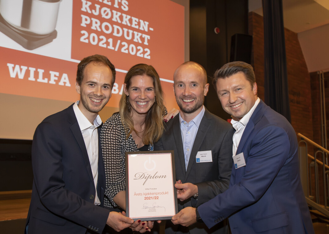 Sivert Rød Hatletveit (f. v.), Guri Brennhovd, Vegard Fjelland og Morten Hoff i Wilfa mottok prisen for «Årets kjøkkenprodukt 2021/2022». Foto: Tore Skaar Sivert Rød Hatletveit (f. v.), Guri Brennhovd, Vegard Fjelland og Morten Hoff i Wilfa mottok prisen for «Årets kjøkkenprodukt 2021/2022». Foto: Tore Skaar