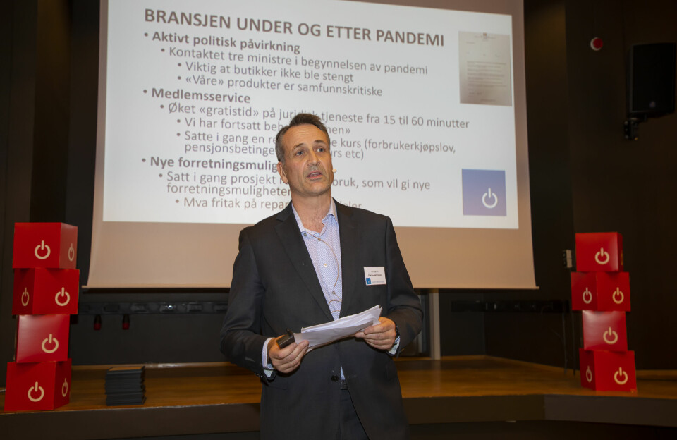 Adm. direktør Jan Røsholm i Stiftelsen Elektronikkbransjen ønsket velkommen. Foto: Tore Skaar