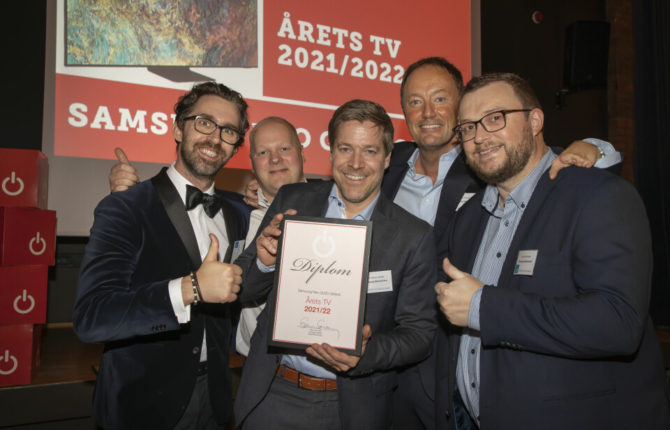 Johan Ryman (t. v.), Tom Liseth, Paal Anders Jansen, Even Amdal og Knut-Eirik Rørnes mottok prisen for «Årets TV 2021/2022». Foto: Tore Skaar