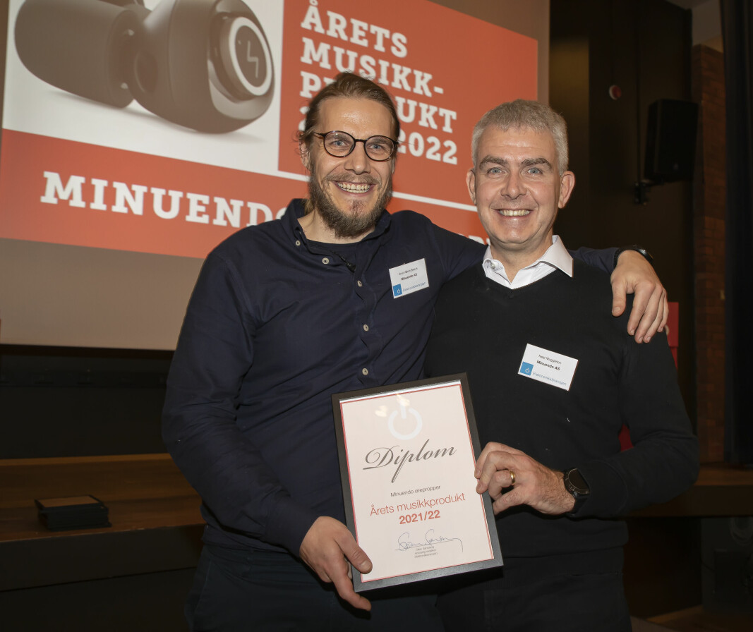 Knut Håkon Breivik (t. v.) og Neal Muggleton i Minuendo mottok prisen for «Årets musikkprodukt 2021/2022». Foto: Tore Skaar