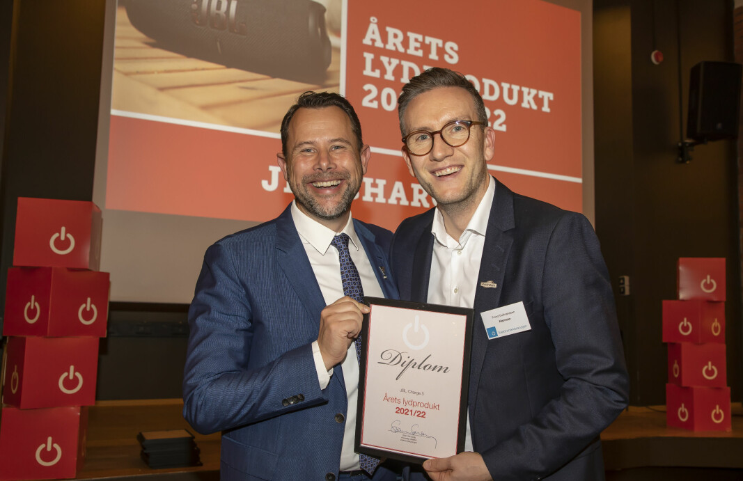 Henrik Sie (t. v.) og Trond Gulbrandsen i Harman mottok prisen for «Årets lydprodukt 2021/2022». Foto: Tore Skaar