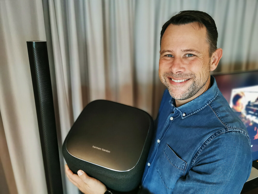 Nordisk salgssjef i Harman Lifestyle, Henrik Sie, med dypbasshøyttaleren i Harman/Kardon Radiance 2400-systemet, og den ene av de to søylehyttalerne på 1,8 meter. Foto: Stian Sønsteng Nordisk salgssjef i Harman Lifestyle, Henrik Sie, med dypbasshøyttaleren i Harman/Kardon Radiance 2400-systemet, og den ene av de to søylehyttalerne på 1,8 meter. Foto: Stian Sønsteng