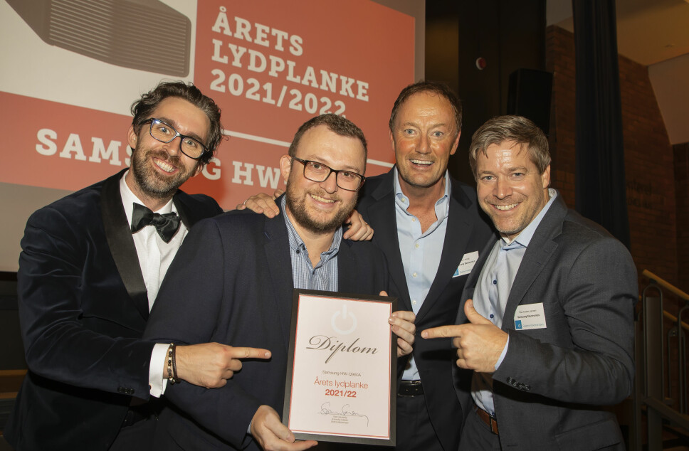 Johan Ryman (t. v.), Knut-Eirik Rørnes, Even Amdal og Paal Anders Jansen, mottok prisen for «Årets lydplanke 2021/2022». Foto: Tore Skaar