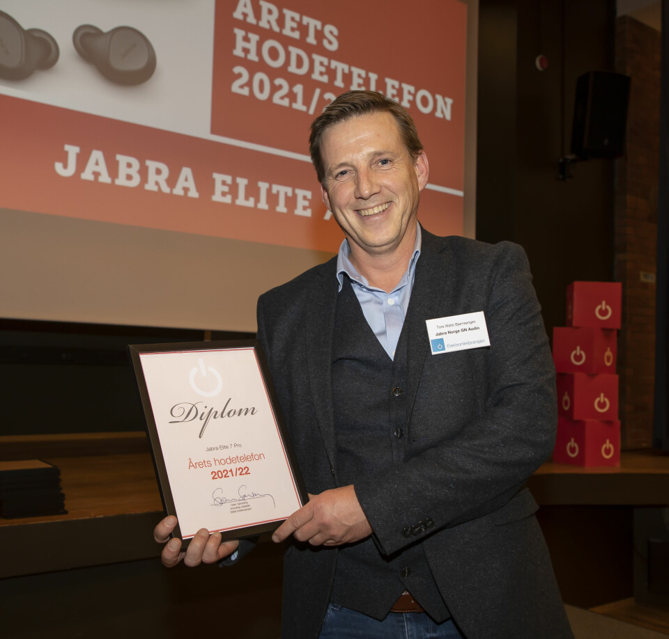 Tore Wøllo Bjørnsengen i Jabra Norge GN Audio mottok prisen for «Årets hodetelefon 2021/2022». Foto: Tore Skaar