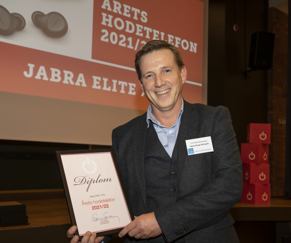 Tore Wøllo Bjørnsengen i Jabra Norge GN Audio mottok prisen for «Årets hodetelefon 2021/2022». Foto: Tore Skaar