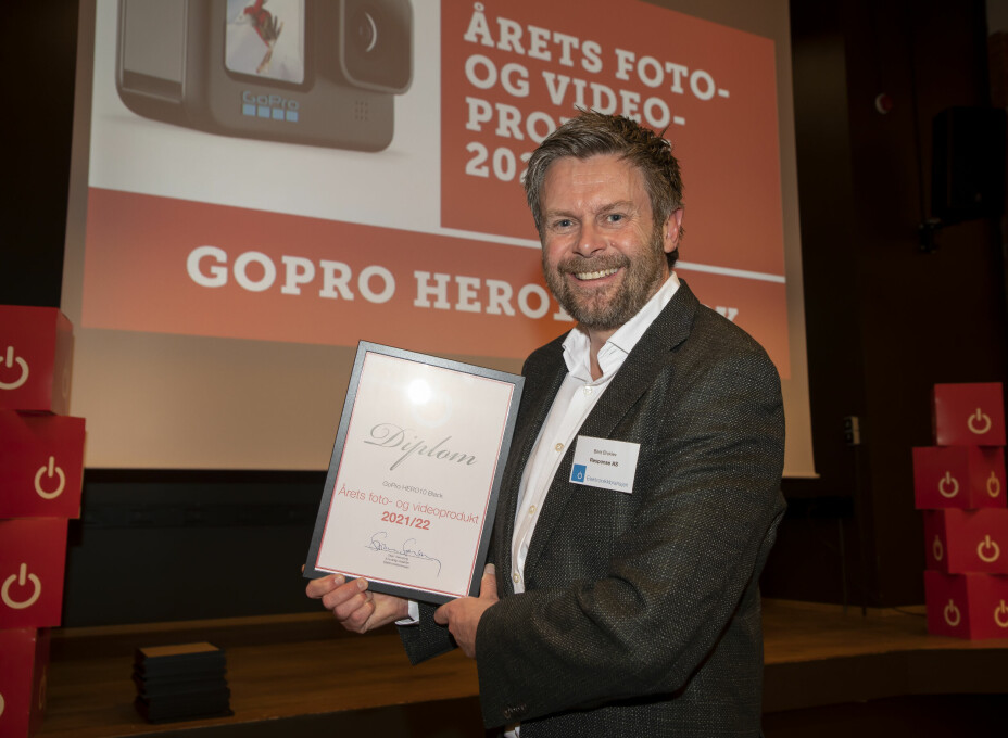 Bent Broklev i Response Nordic mottok prisen for «Årets foto- og videoprodukt 2021/2022». Foto: Tore Skaar