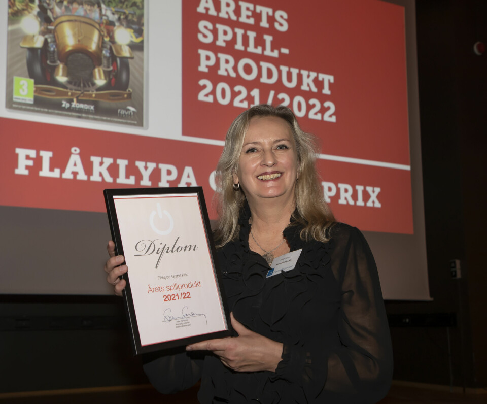Tinka Town, eier og kreativ produsent i Ravn Studio, mottok prisen for «Årets spillprodukt 2021/2022». Foto: Tore Skaar