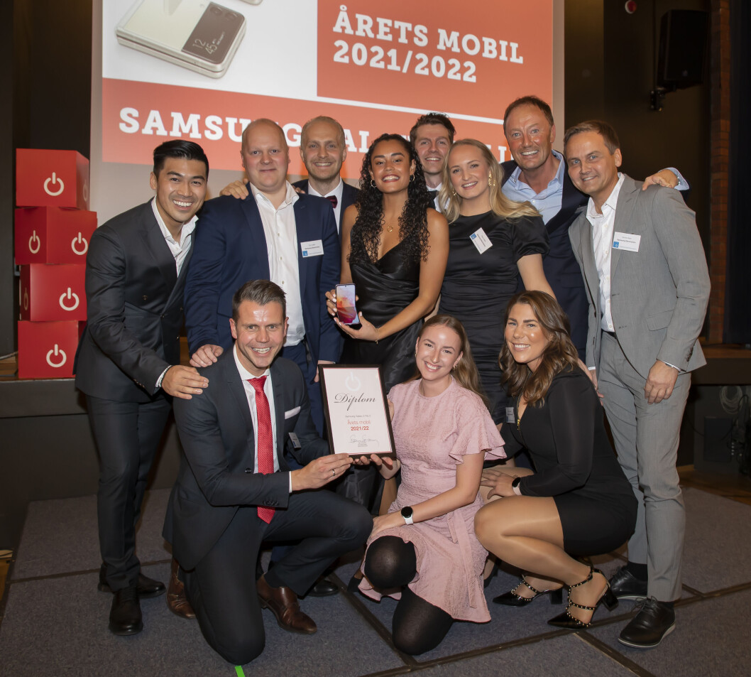 Tom Tran (bak f. v.), Tom Liseth, Stian Wensås, Adeline Sandbakken, Petter W. Daling, Celina Røste, Even Amdal og Øyvind Åsen, foran Tor Slørdal, Juni Foss og Marlene Jansen i Samsung mottok prisen for «Årets mobil 2021/2022». Foto: Tore Skaar Tom Tran (bak f. v.), Tom Liseth, Stian Wensås, Adeline Sandbakken, Petter W. Daling, Celina Røste, Even Amdal og Øyvind Åsen, foran Tor Slørdal, Juni Foss og Marlene Jansen i Samsung mottok prisen for «Årets mobil 2021/2022». Foto: Tore Skaar