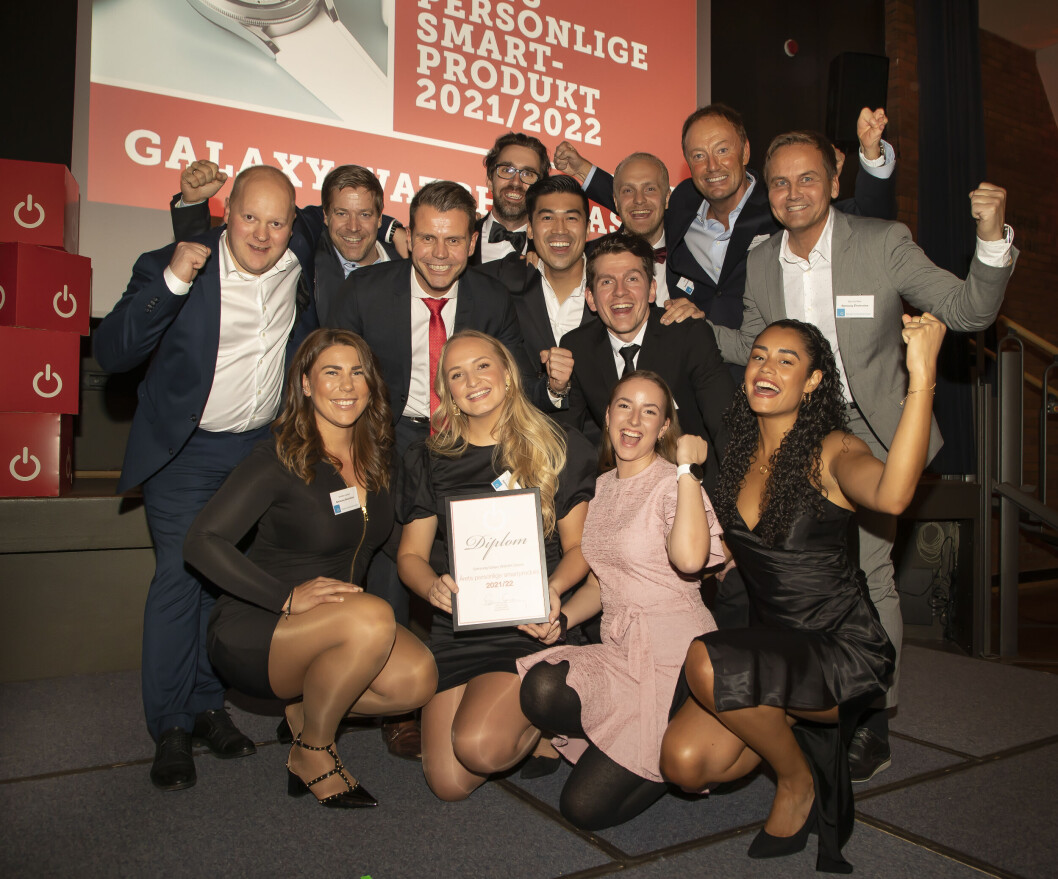 Tom Liseth (bak f. v.), Paal Anders Jansen, Tor Slørdal, Johan Ryman, Tom Tran, Petter W. Daling, Stian Wensås, Even Amdal og Øyvind Åsen, foran Marlene Jansen, Celina Røste, Juni Foss og Adeline Sandbakken i Samsung mottok prisen for «Årets personlige smartprodukt 2021/2022». Foto: Tore Skaar Tom Liseth (bak f. v.), Paal Anders Jansen, Tor Slørdal, Johan Ryman, Tom Tran, Petter W. Daling, Stian Wensås, Even Amdal og Øyvind Åsen, foran Marlene Jansen, Celina Røste, Juni Foss og Adeline Sandbakken i Samsung mottok prisen for «Årets personlige smartprodukt 2021/2022». Foto: Tore Skaar
