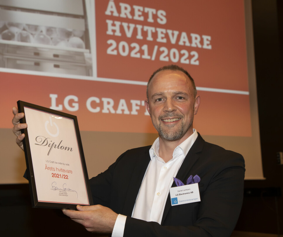 Daniel Lamborn i LG Electronics mottok prisen for «Årets hvitevare 2021/2022». Foto: Tore Skaar