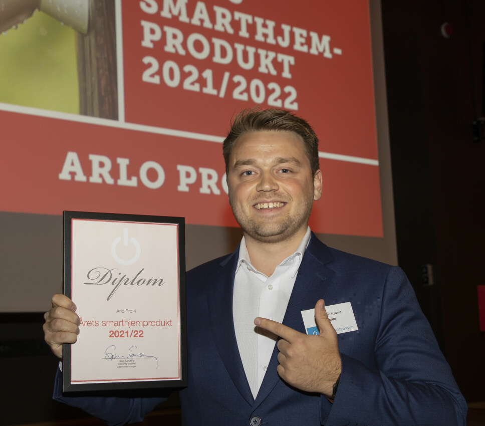 Per Kristian Nygard i Verisure mottok prisen for «Årets smarthjemprodukt 2021/2022». Foto: Tore Skaar