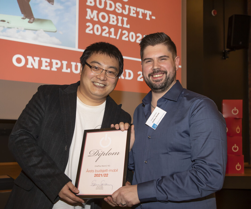 Joe Lu og Pontus Jävermyr i OnePlus mottok prisen for «Årets budsjettmobil 2021/2022». Foto: Tore Skaar Joe Lu og Pontus Jävermyr i OnePlus mottok prisen for «Årets budsjettmobil 2021/2022». Foto: Tore Skaar