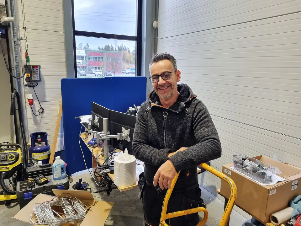 Temptech har egen service- og reklamasjonsavdeling, hvor Darek Carok utfører reparasjoner. Foto: Jan Røsholm Temptech har egen service- og reklamasjonsavdeling, hvor Darek Carok utfører reparasjoner. Foto: Jan Røsholm