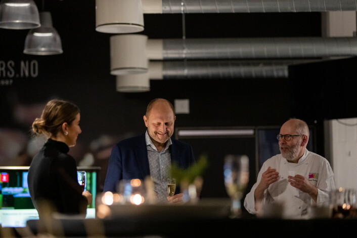 Line Maria Hansen, markedskoordinator i Gorenje Group, vinkjenner Christer Berens og Svein Iversen, kokk og eier av matkurs.no. under høstens lansering. Foto: Martin Litwicki/Scream Line Maria Hansen, markedskoordinator i Gorenje Group, vinkjenner Christer Berens og Svein Iversen, kokk og eier av matkurs.no. under høstens lansering. Foto: Martin Litwicki/Scream