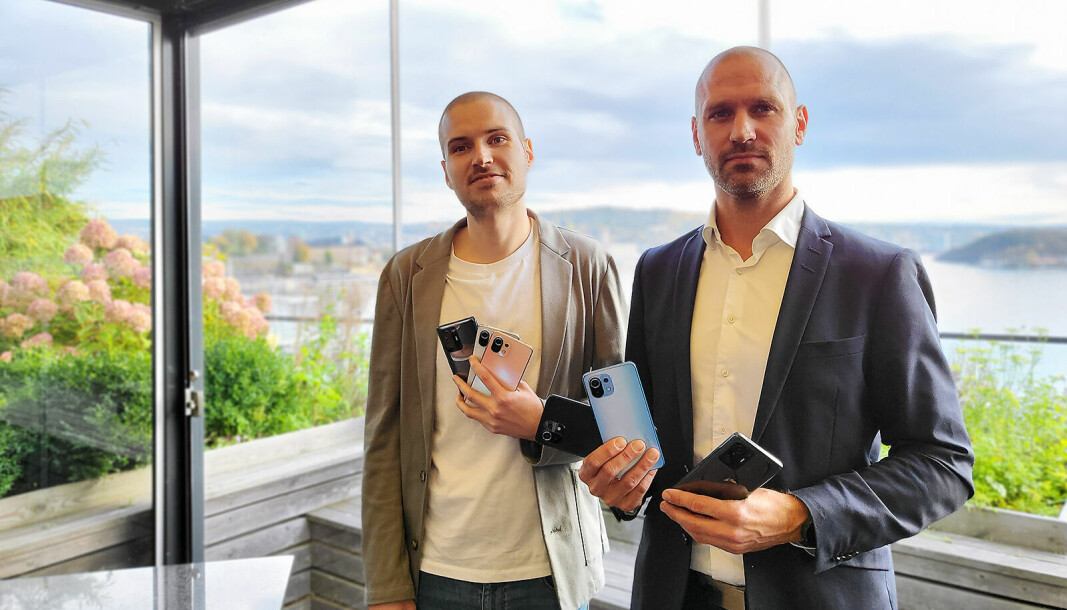 Mikael Åkerström, PR-ansvarlig for Xiaomi i Norden og norsk salgssjef Olav Nordstoga viste fram selskapets nyeste telefoner på hotellet The Thief i Oslo. Foto: Marte Ottemo