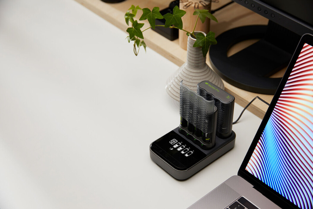 Ladestasjonen ReCyko Pro Charger Dock har plass til to ladere med til sammen åtte batterier. Foto: GP Batteries Ladestasjonen ReCyko Pro Charger Dock har plass til to ladere med til sammen åtte batterier. Foto: GP Batteries