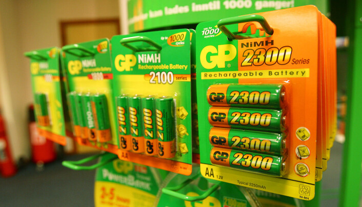 De første ladbare nikkel-metallhydridbatteriene (NiMH) til GP Batteries, som kom for 18-20 år siden, tappet seg med 3-5 prosent hver dag. De nye holder 80 prosent etter et helt år. Foto: Stian Sønsteng De første ladbare nikkel-metallhydridbatteriene (NiMH) til GP Batteries, som kom for 18-20 år siden, tappet seg med 3-5 prosent hver dag. De nye holder 80 prosent etter et helt år. Foto: Stian Sønsteng