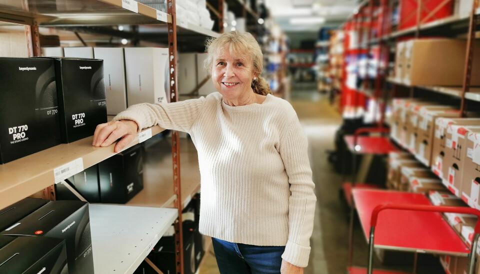 Elin Hansson trår fortsatt til som ekstrahjelp på lageret, 50 år etter at hun grunnla selskapet. Foto: Stian Sønsteng