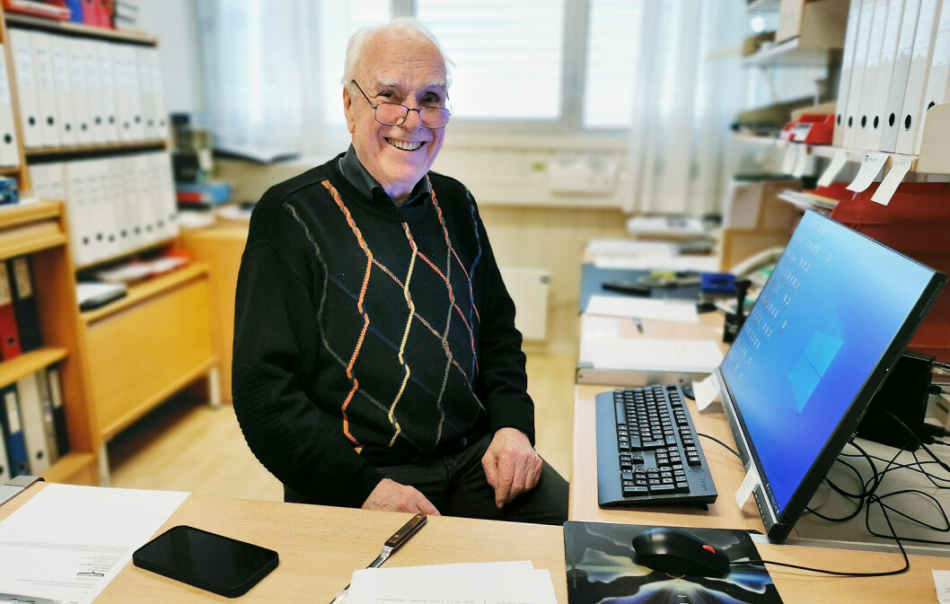 Njål Hansson stiller på kontoret hver morgen kl. 08.00 – også lørdager. Foto: Stian Sønsteng