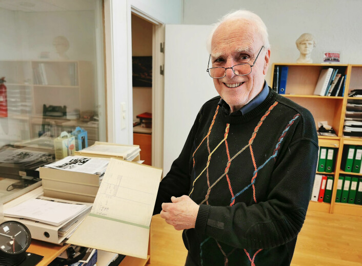 Njål Hansson viser sin egen håndskrift i en ordrebok fra begynnelsen av 70-tallet, før han ble fast ansatt i selskapet av sin kone. Foto: Stian Sønsteng