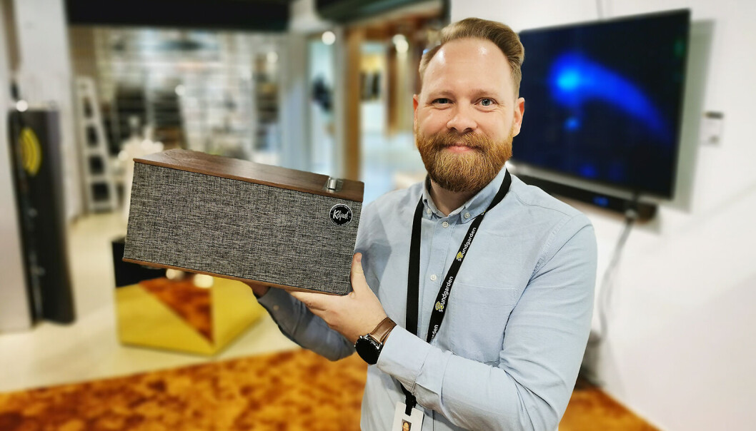 Butikksjef Anders Jacob Mathiesen ved Soundgarden Oslo med en Klipsch The One II. Pris: 4.000,- Foto: Stian Sønsteng Butikksjef Anders Jacob Mathiesen ved Soundgarden Oslo med en Klipsch The One II. Pris: 4.000,- Foto: Stian Sønsteng