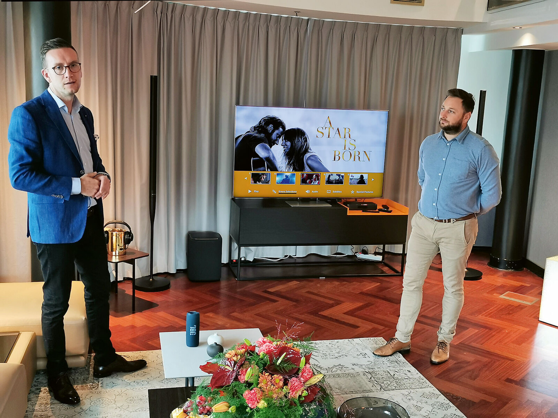 Trond Gulbrandsen (t. v.) og Erik Lerseth med to av Harmans nye stjerner; Harman/Kardon Radiance 2400-systemet og JBL Flip 6. Foto: Stian Sønsteng Trond Gulbrandsen (t. v.) og Erik Lerseth med to av Harmans nye stjerner; Harman/Kardon Radiance 2400-systemet og JBL Flip 6. Foto: Stian Sønsteng
