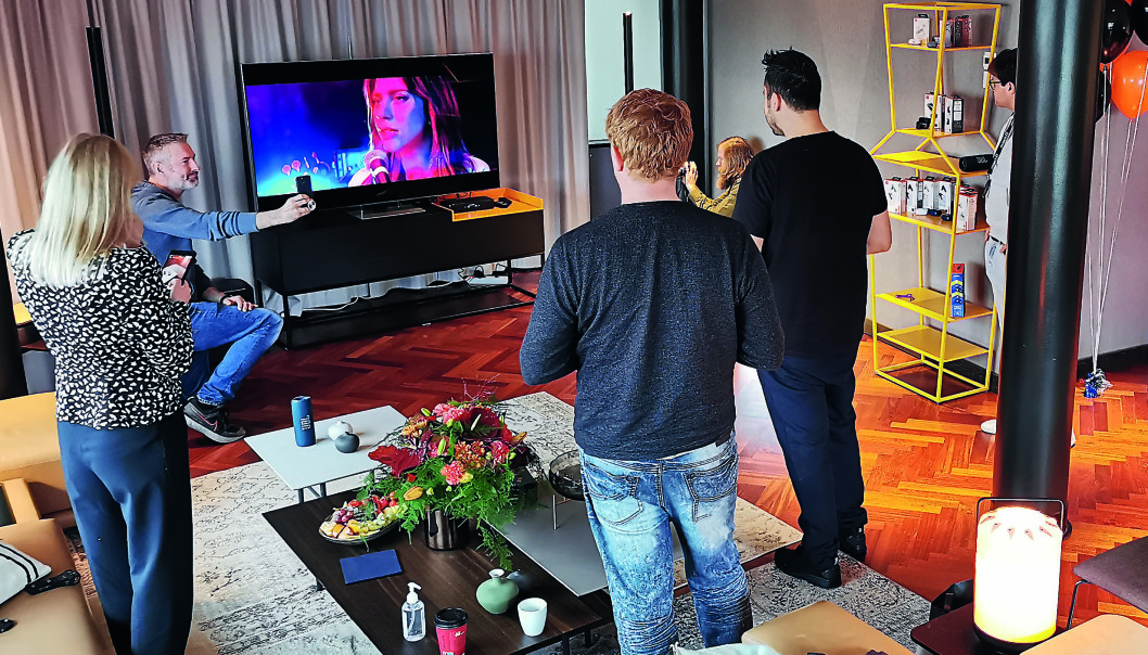Harmans pressemøte i Oslo midt i september var for mange teknojournalister det første på over et år. Geir Nordby i Lyd & bilde benytter anledning til å ta en selfie. Foto: Stian Sønsteng Harmans pressemøte i Oslo midt i september var for mange teknojournalister det første på over et år. Geir Nordby i Lyd & bilde benytter anledning til å ta en selfie. Foto: Stian Sønsteng