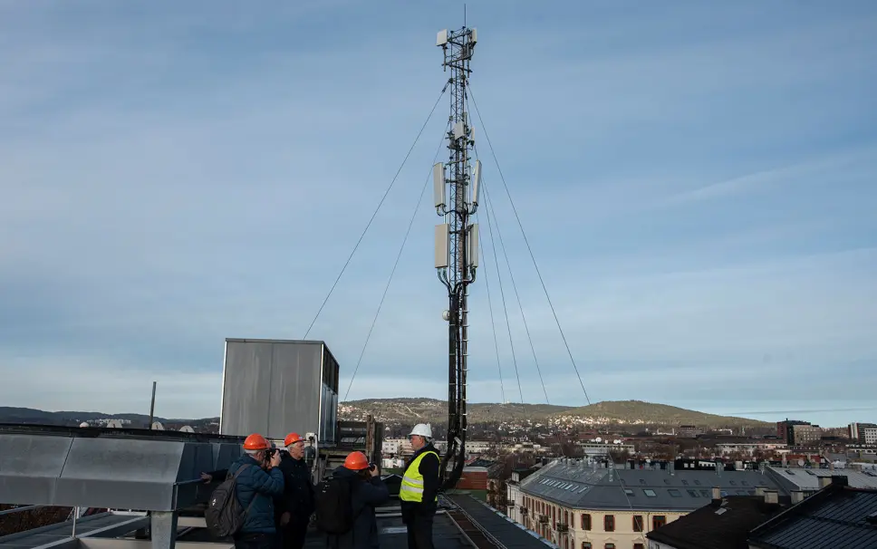Mens kjelleren på Fagerborg stasjon i Oslo inntil videre er full av kobberkabler, er det mobilantenner med 5G som dominerer på taket. Foto: Martin Fjellanger, Telenor Mens kjelleren på Fagerborg stasjon i Oslo inntil videre er full av kobberkabler, er det mobilantenner med 5G som dominerer på taket. Foto: Martin Fjellanger, Telenor
