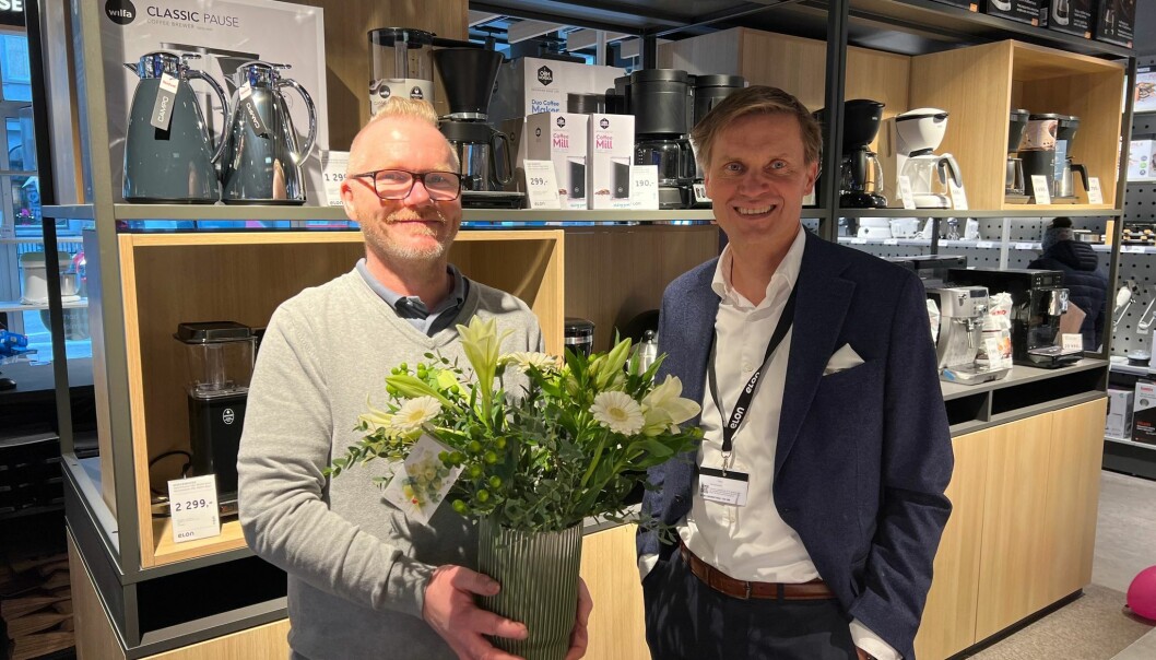 Adm. direktør Asle Bjerkebakke i Elon Norge sammen med eier og daglig leder ved Elon Larvik, Hans Georg Lindhjem, under åpningen av butikken torsdag 25. november. Foto: Elon Adm. direktør Asle Bjerkebakke i Elon Norge sammen med eier og daglig leder ved Elon Larvik, Hans Georg Lindhjem, under åpningen av butikken torsdag 25. november. Foto: Elon
