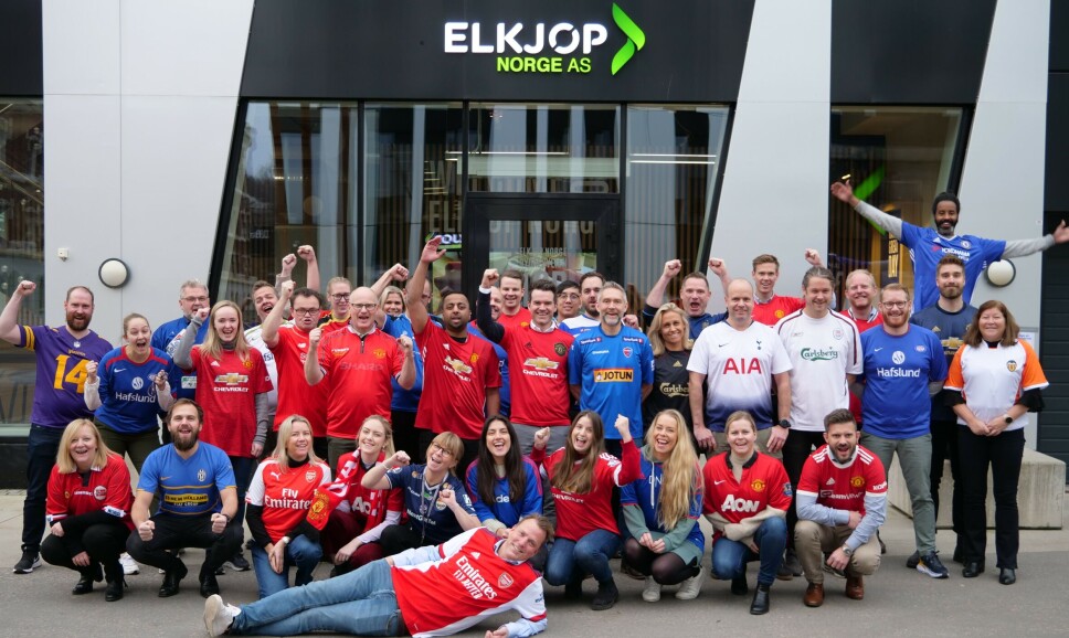 Så glade var de ansatte ved kjedekontoret til Elkjøp Norge da de fikk ta på seg fotballtrøyene sine til fotografering. Fredag 3. desember er det #FotballtrøyeFredag. Foto: Aleksander Bernhard Warhuus/Elkjøp Norge