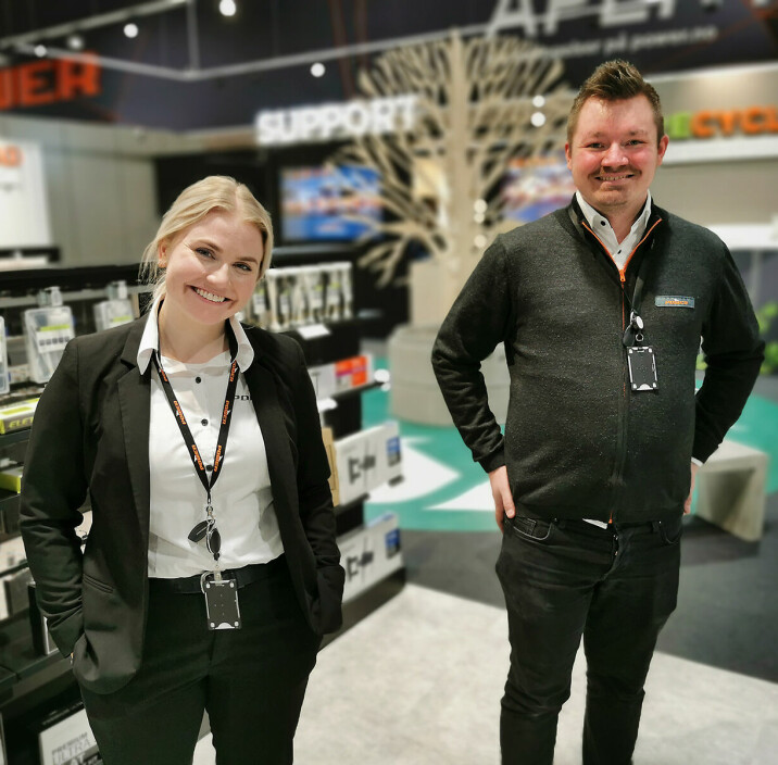 Prosjektleder Ine Opseth og salgsleder Sondre Soltun ved RePower-butikken på Alnabru. Foto: Stian Sønsteng