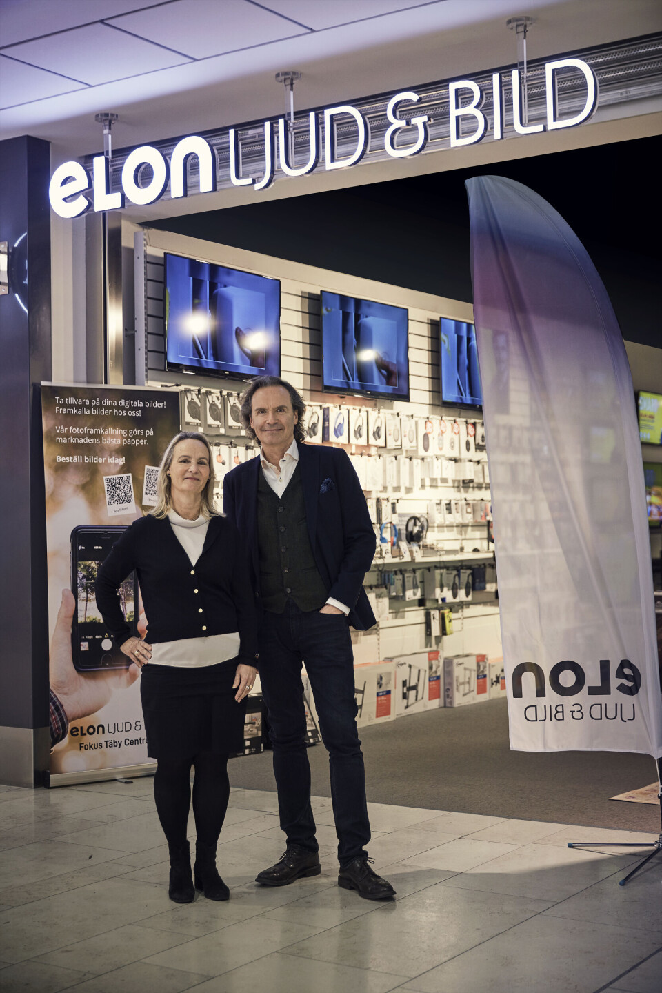 Anneli Sjöstedt og Stefan Lebrot utenfor Elon Ljud & Bild i Täby C i november 2019. Foto: Elon