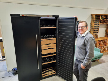 Temptech selger også lagringsskap. Servicesjef Thor Ingar Horn viser frem en modell med dobbelt dør. Utsalgspris kr. 49.900 kroner. Foto: Jan Røsholm Temptech selger også lagringsskap. Servicesjef Thor Ingar Horn viser frem en modell med dobbelt dør. Utsalgspris kr. 49.900 kroner. Foto: Jan Røsholm