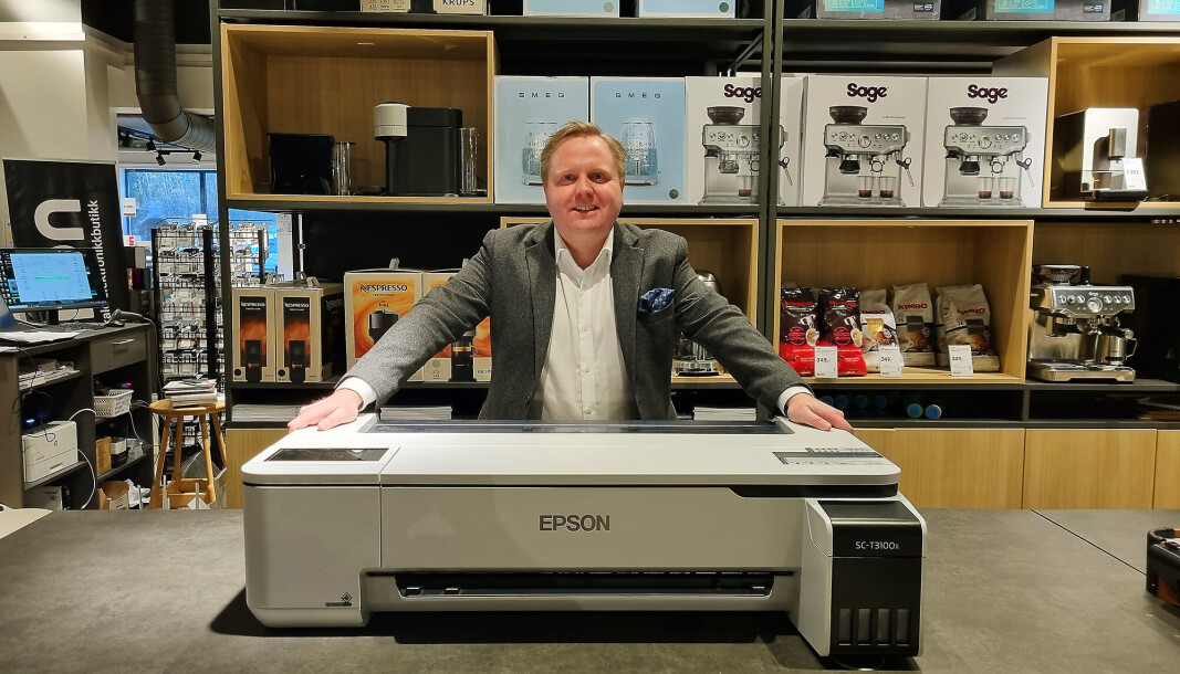 Salgssjef Knut Grimstad i Elon Norge med Epson SC-T3100x-skriveren ved Elon Drøbak. Foto: Joakim Rostom Salgssjef Knut Grimstad i Elon Norge med Epson SC-T3100x-skriveren ved Elon Drøbak. Foto: Joakim Rostom